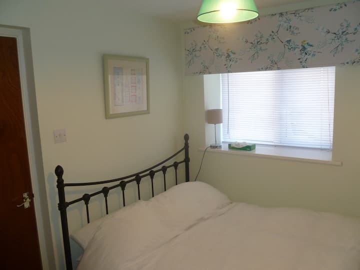 Clean modern flat close to beach, town, theatres.