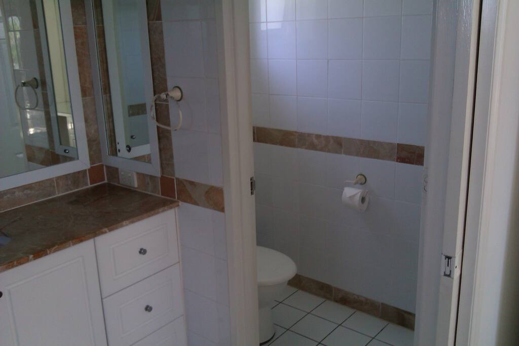 Ensuite to main bedroom