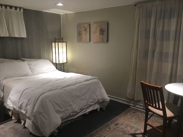 Rm #2 Btwn Denver/Boulder, ONE GUEST, 420 outside