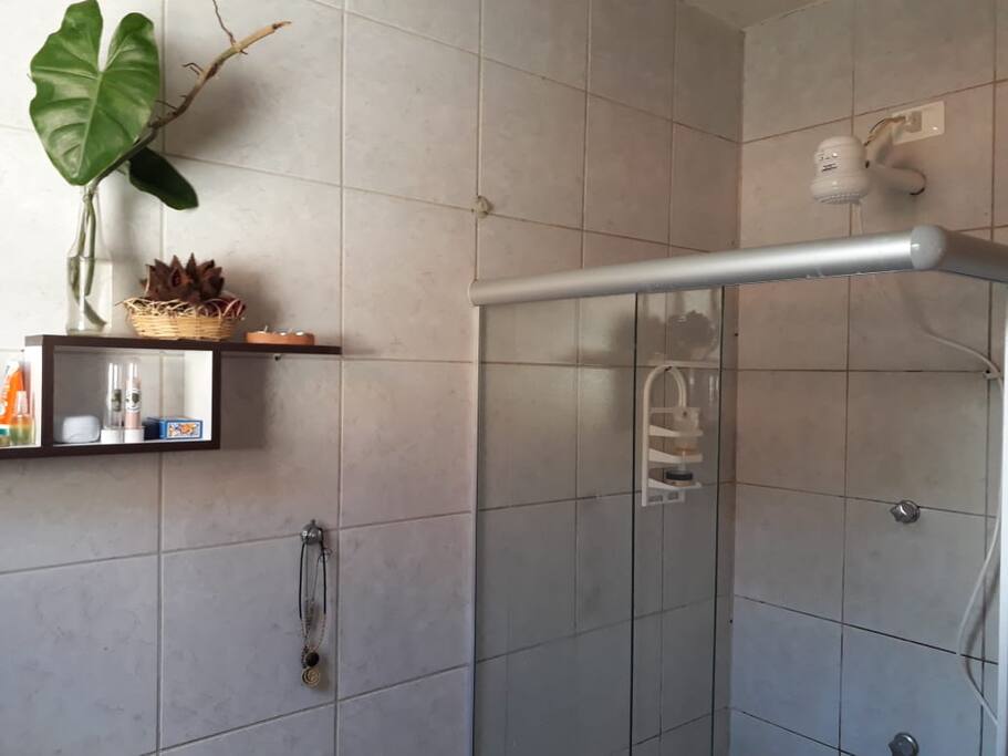 Banheiro para uso exclusivo dos hóspedes com chuveiro elétrico.