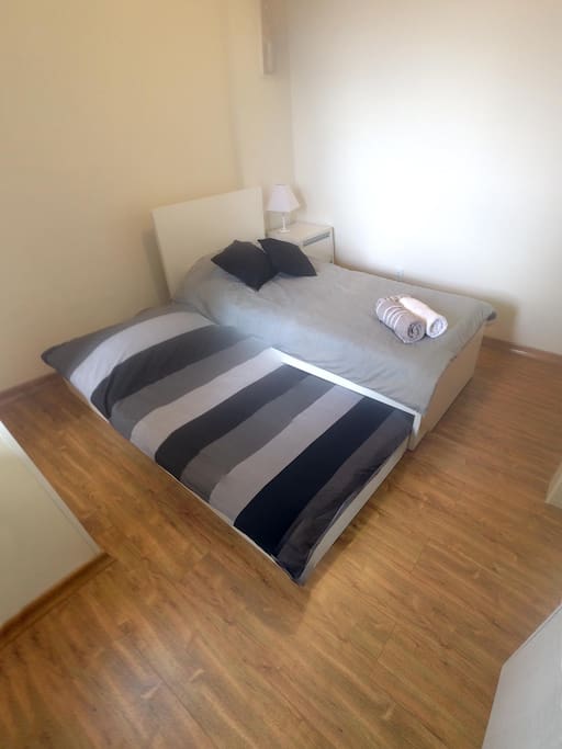 Bicama aberta. Two Single beds.