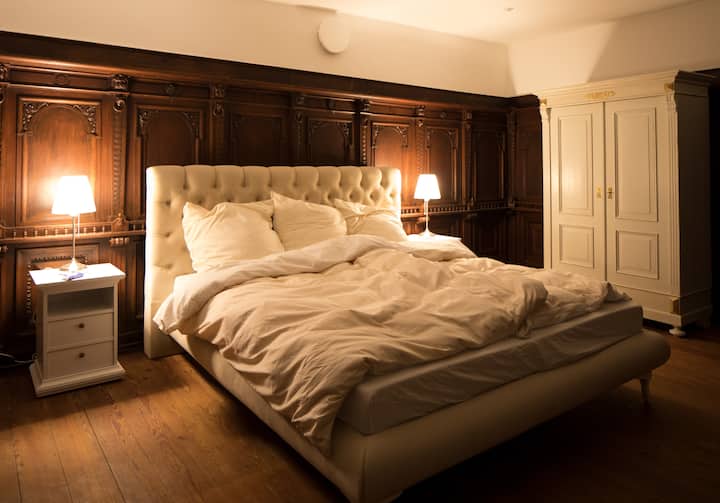 Zwei Meter breites Bett