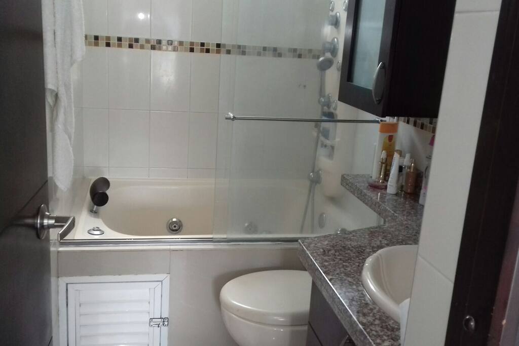 baño muy completo con gabinetes
