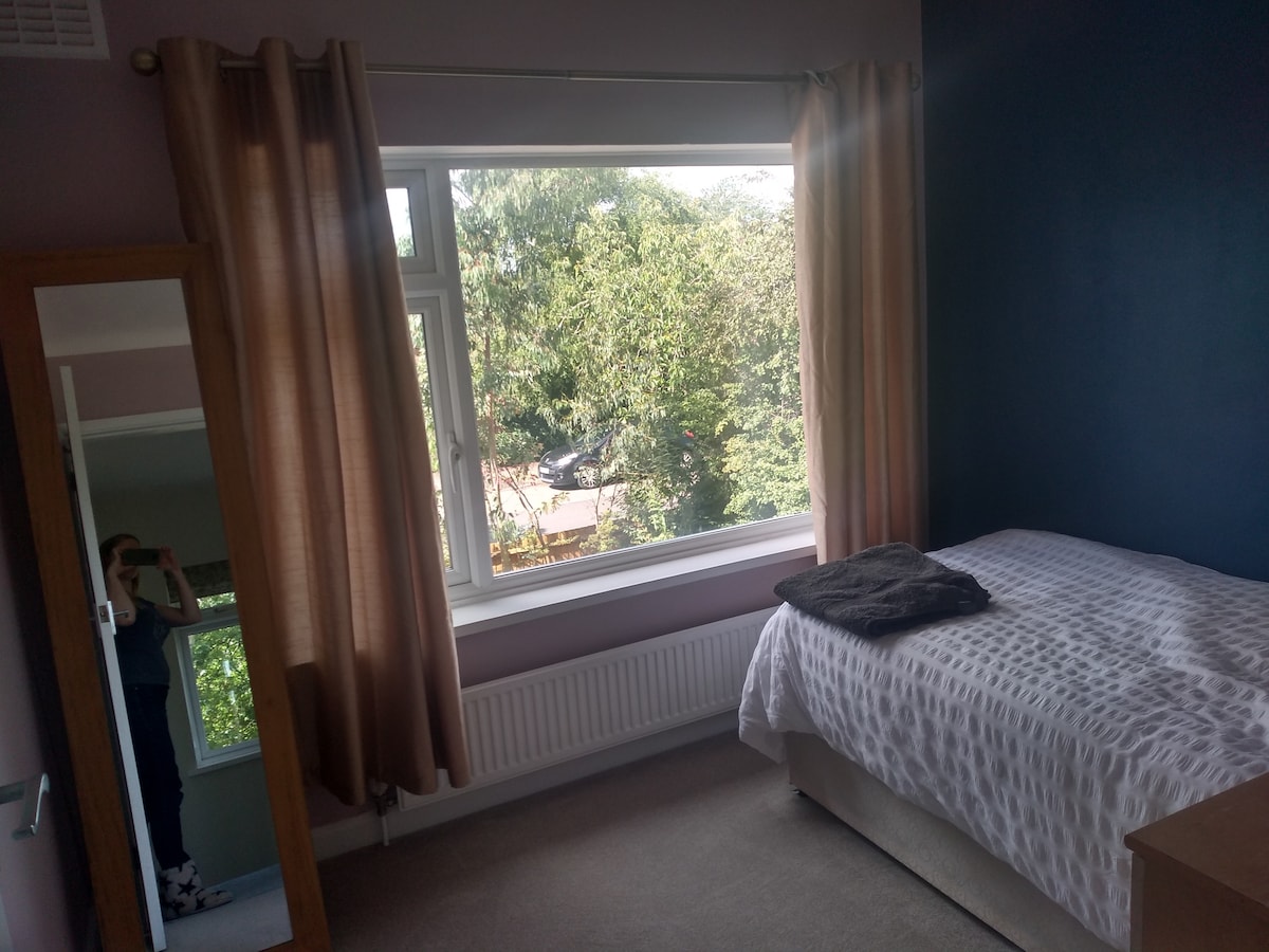 غرفة نوم واحدة مع إمكانية الوصول إلى الحمام الرئيسي