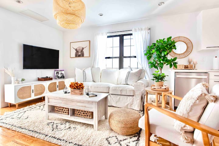 Farmhouse-chic Oasis in the City