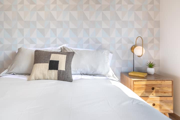 شقة 1/ غرفة نوم (1)  بسرير كامل وحمام خاص