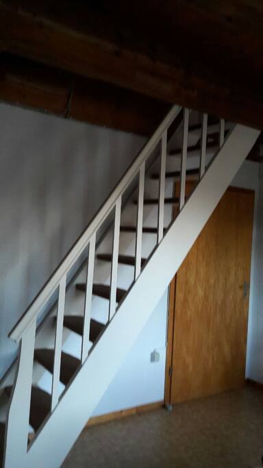 Aus der Küche geht man über die Treppe in das Dachgeschosszimmer