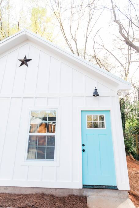 Our 1BR/1BA guest hideaway is tucked away in our fenced backyard - the entrance is private and completely separate from the main residence.
