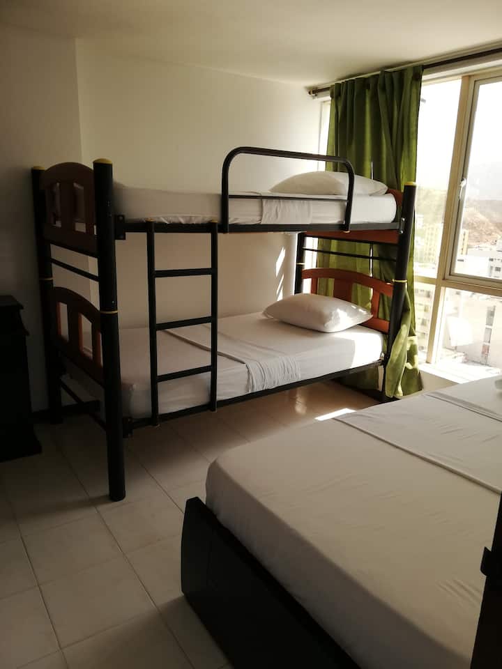 Три единечни кревета за ноќен одмор. 