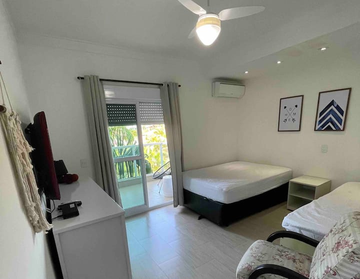 Chumba chenye mwonekano na roshani kinachoangalia mbele ya nyumba, chenye kitanda 1 cha watu wawili na kitanda 1 cha mtu mmoja ambacho kinaweza kuwa kitanda cha watu wawili