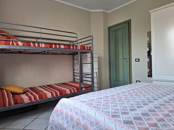 Საძინებელი ორადგილიანი და ორსართულიანი საწოლით 