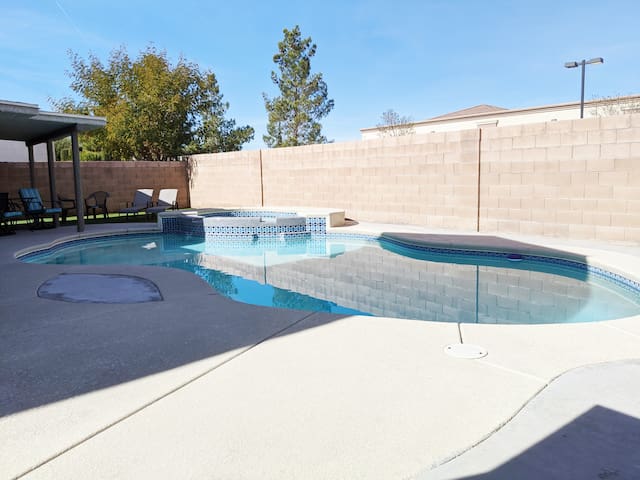 Huge Luxury Estate with 5 Bedrooms and Pool! gallery image 2