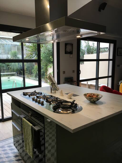 La cuisine avec vue sur la piscine