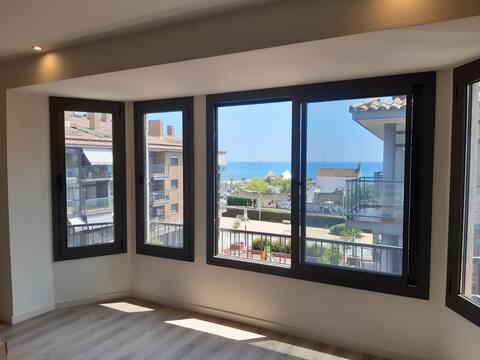 Top Airbnb: Calella Playa 1st Apartment, 4 p. ocean view in Calella
