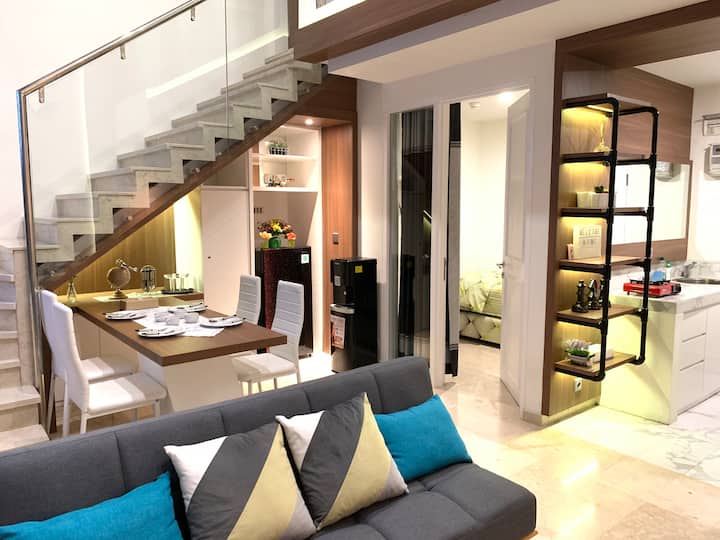 Gorgeous living area, open concept and high ceiling