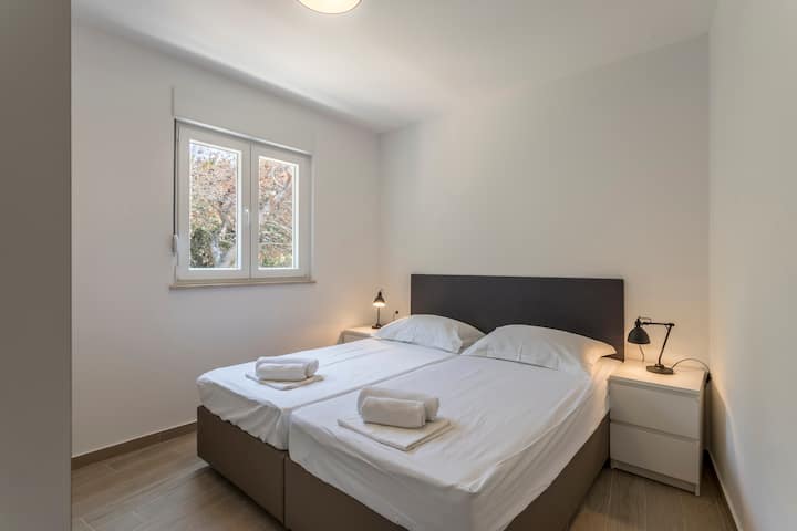 Segundo dormitorio  con una cama extragrande