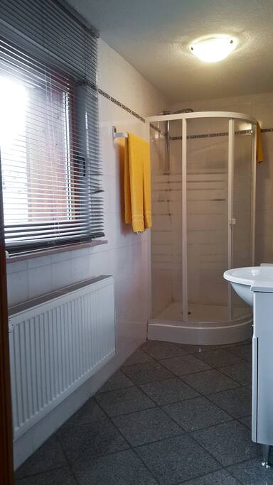 Bad mit Dusche und WC