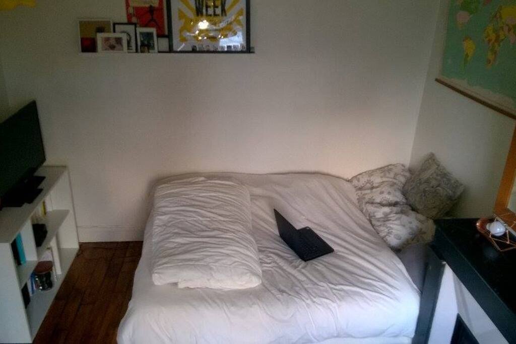 Chambre à louer avec t.v, internet, moulure au plafond et grand miroir. très lumineux