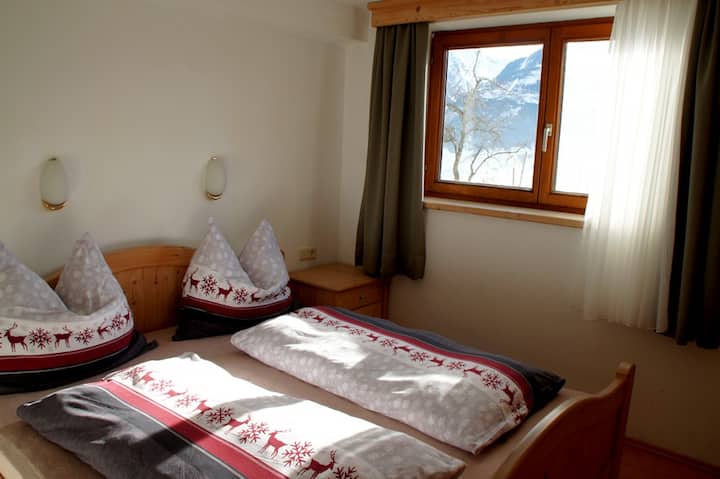 Das Schlafzimmer mit Naturholz-Einrichtung / The bedroom with natural wood furniture