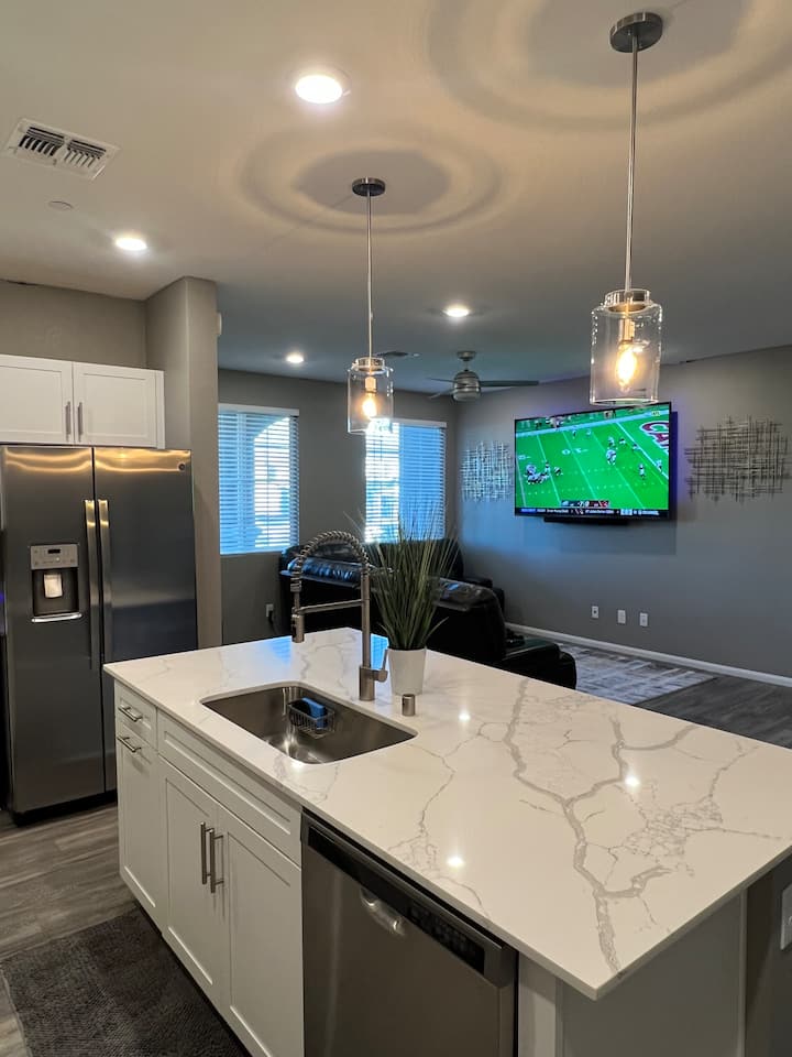 Luxury Home W/king Beds, Fast W-fi & Free Parking - North Las Vegas, NV
