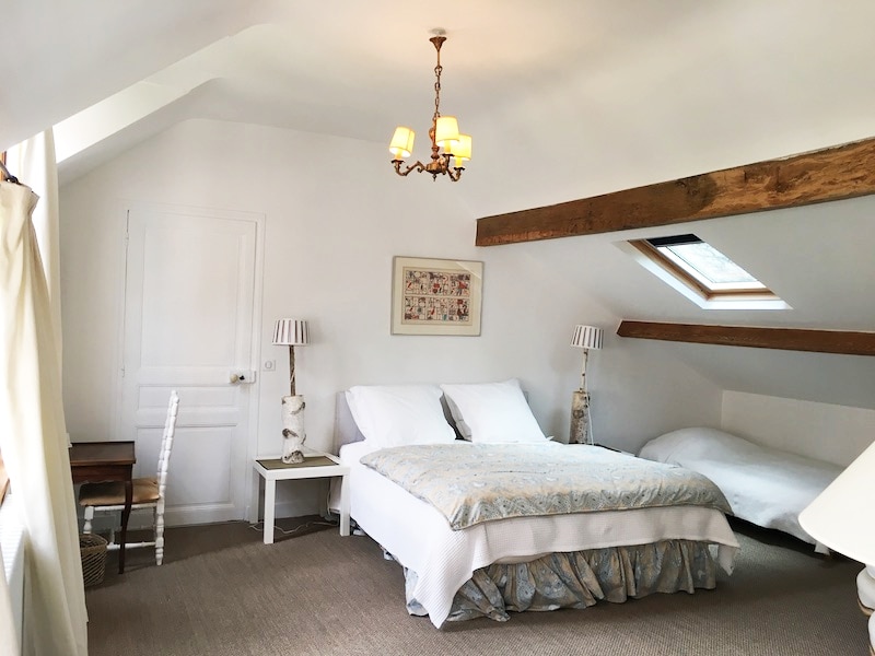 Biela izba bola zaplavená slnečným lúčom so 4 oknami.
Má kúpeľňu s toaletou a šatňou. 