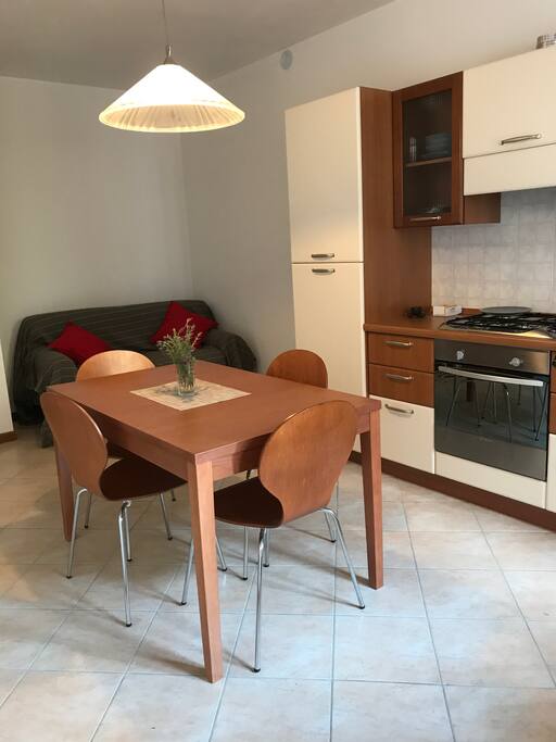 cucina e divano letto
