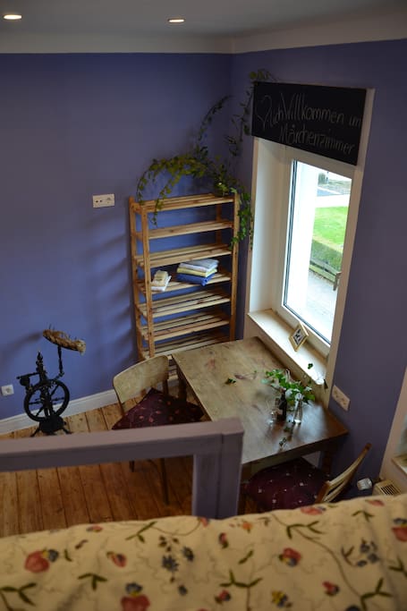 Blick vom Bett aufs Zimmer