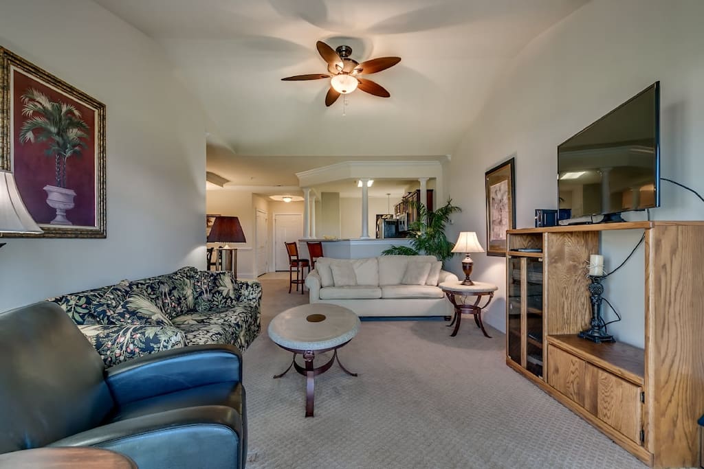 Couch,Furniture,Coffee Table,Table,Indoors