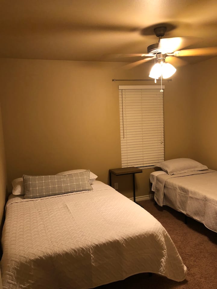 Chambre d'hôtes à l'étage n °1. Un lit jumeau et un lit double.