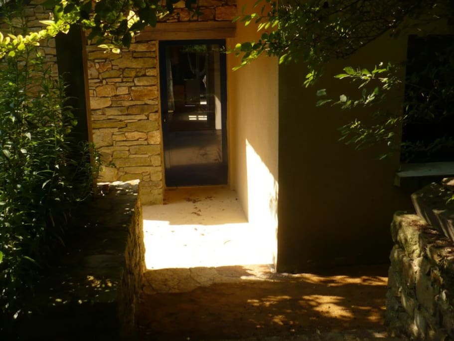 Entrée côté auvent