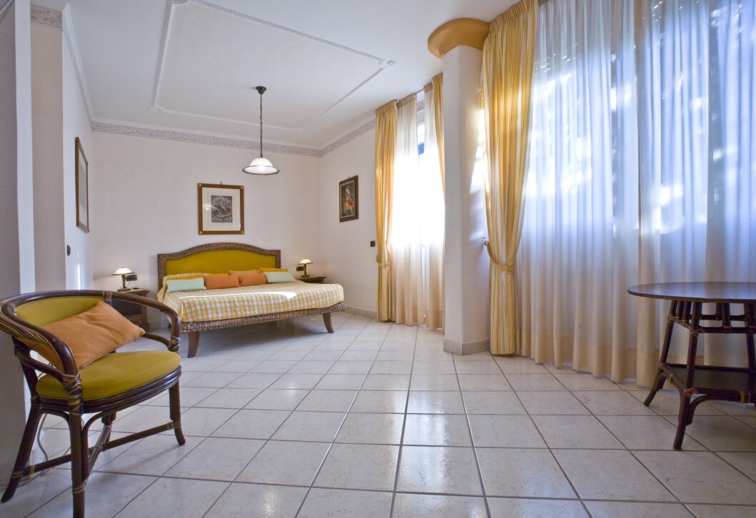 ห้องนอนคู่มีห้องน้ำในตัวพร้อมฝักบัวและอ่างอาบน้ำ