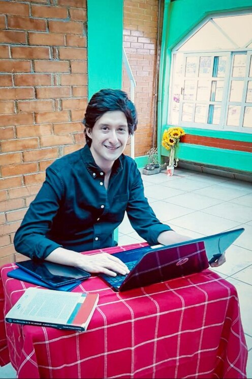 Show full-screen, host-provided image