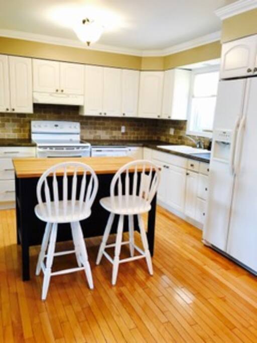 Well equipped kitchen with fridge, freezer, stove, dishwasher, microwave, ice / water dispenser and movable island.