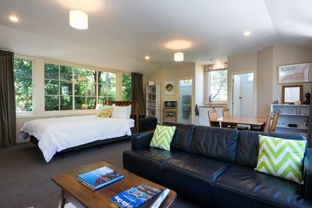 Quiet, private studio in Khandallah