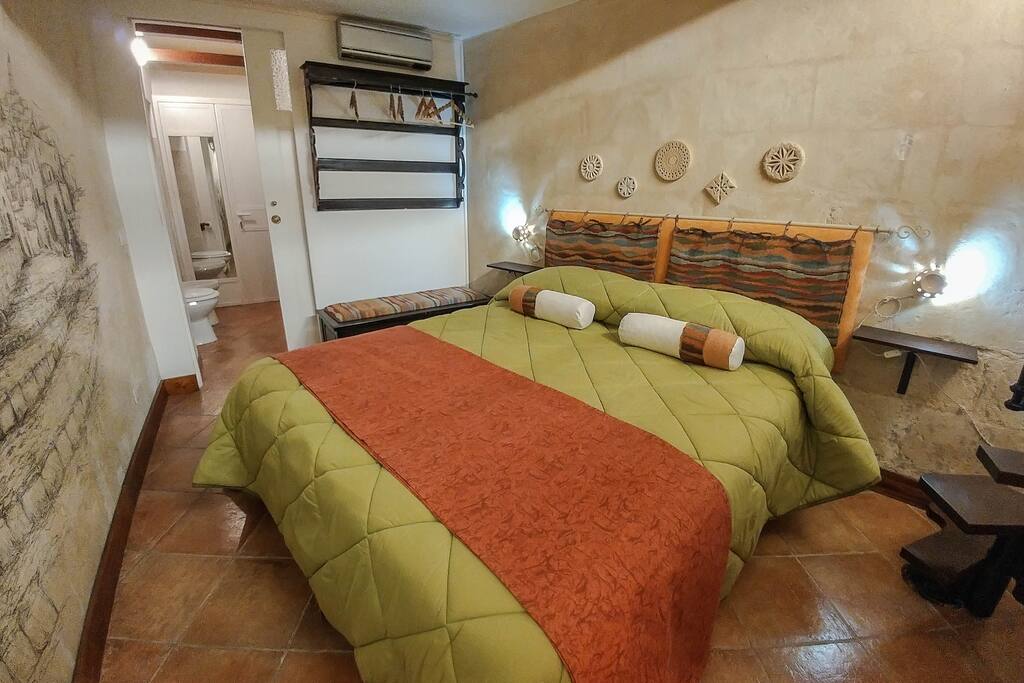 zona notte, con comodo letto matrimoniale , nella quale si può notare sulla parete difronte al letto ,scorcio dei sassi in carboncio su tufo.
