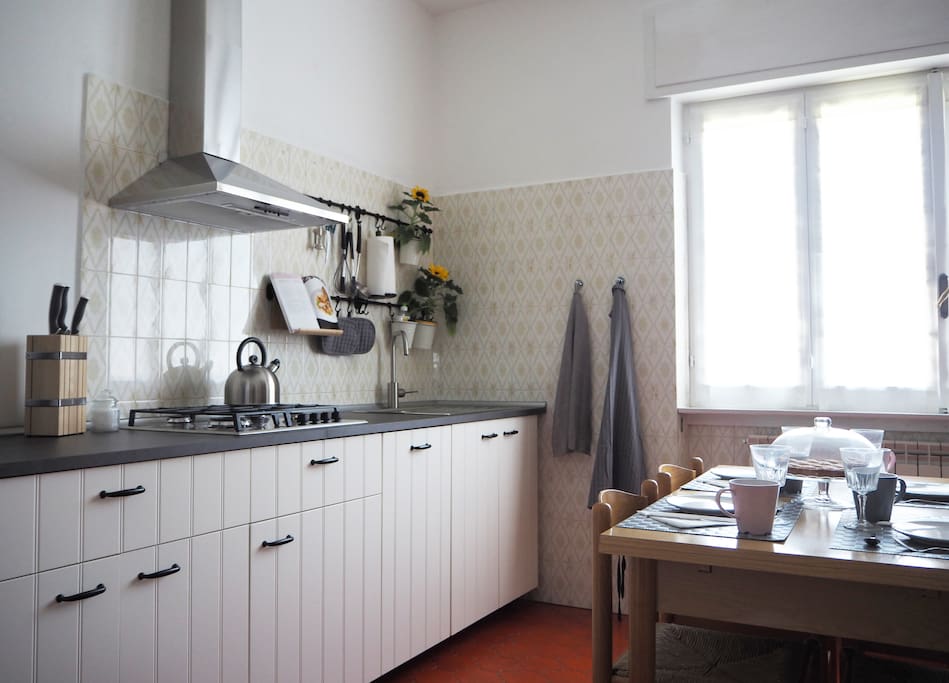 Ampia cucina con il camino a riscaldare la colazione.
