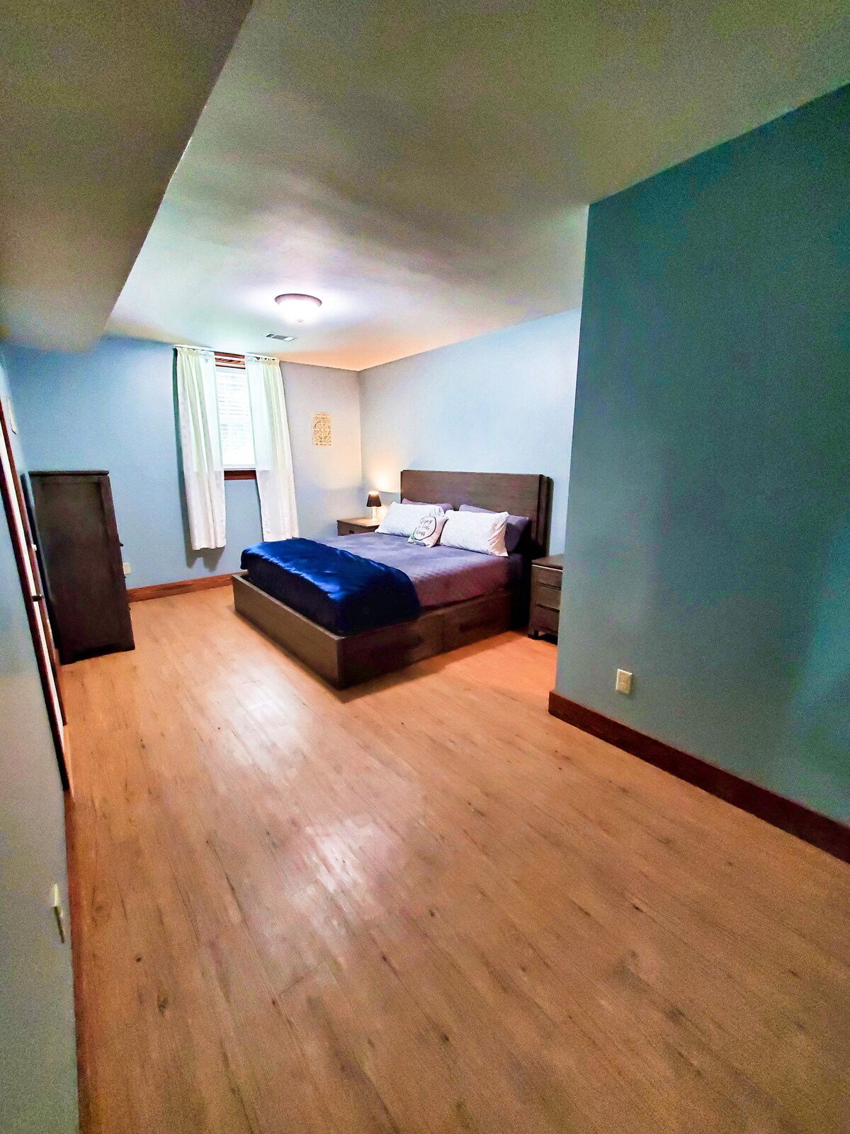 ห้องนอนผู้เข้าพัก 1 ตั้งอยู่ในชั้นใต้ดินแบบวอล์คเอาท์ที่มีทางเข้าห้องน้ำสำหรับผู้เข้าพัก 