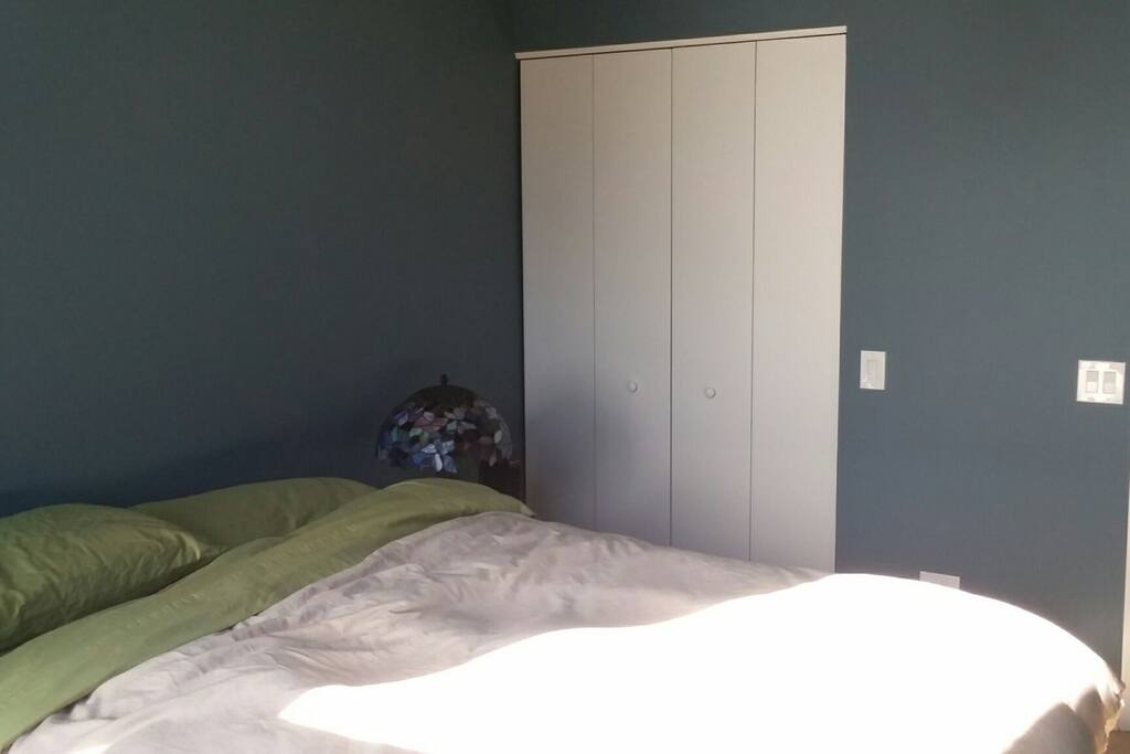 queen bed with closet space