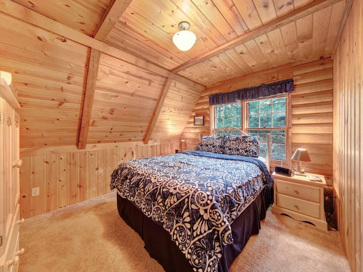 ห้องเตียงควีนไซส์เดี่ยวพร้อมทีวีและเครื่องเล่น DVD