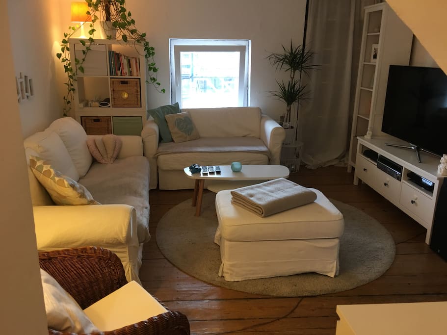 Das Wohnzimmer für kuschlige Abende :) ( Schlafsofa am Fenster)