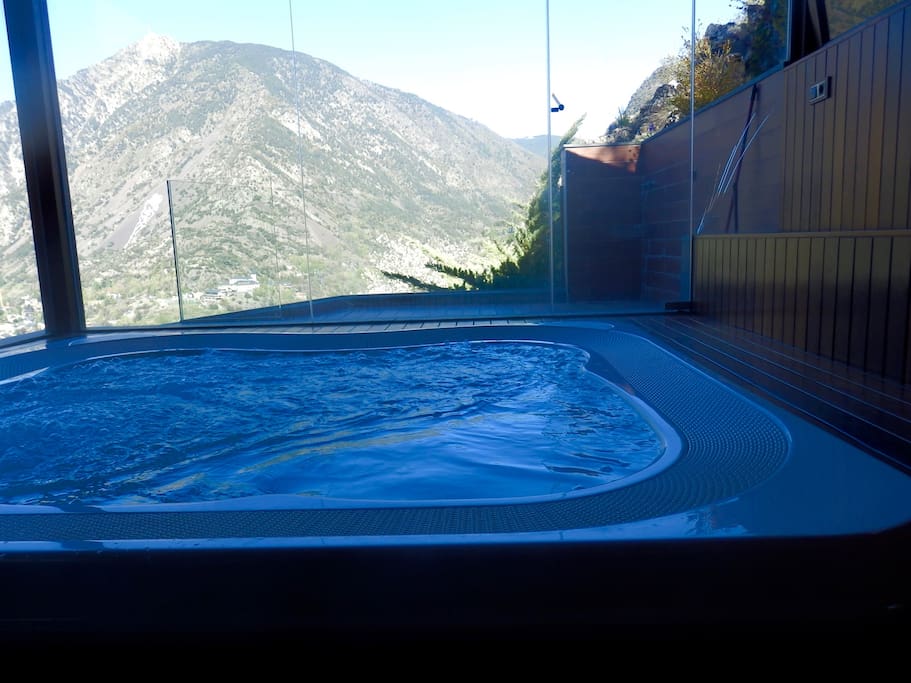 Zona jacuzzi privada , panorámica y cubierto