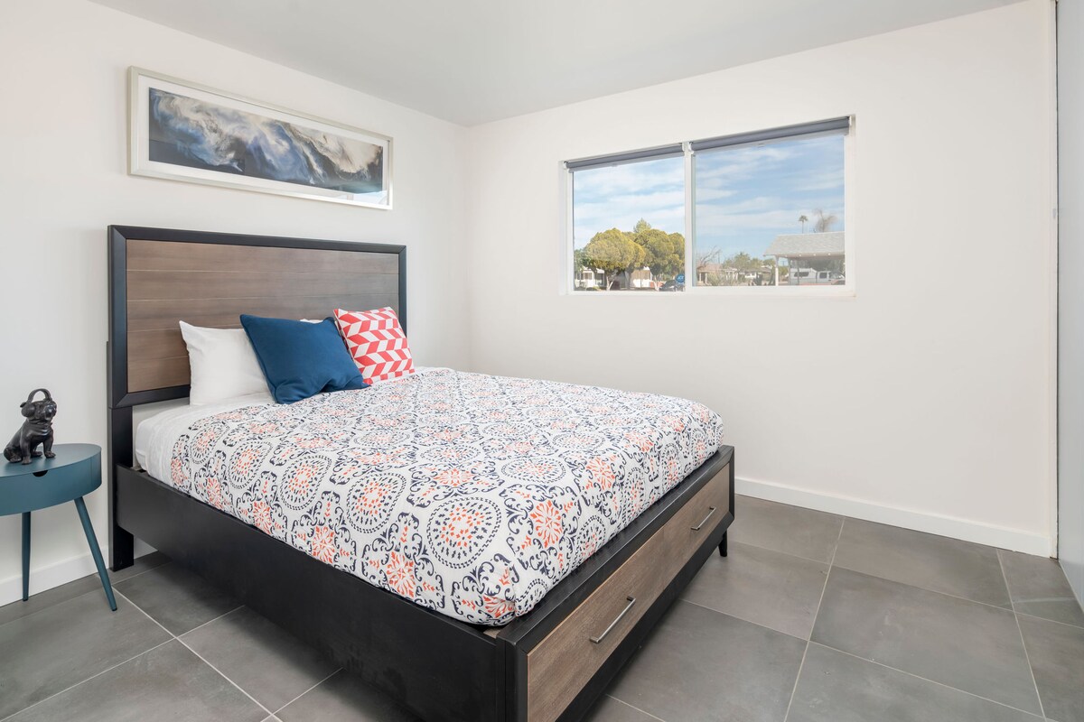 Spavaća soba za goste s bračnim krevetom, velikim ormarom i zidnim pametnim televizorom.  Spustite rolete koje vam pružaju privatnost noću, a jaka sunčeva svjetlost tijekom dana. 