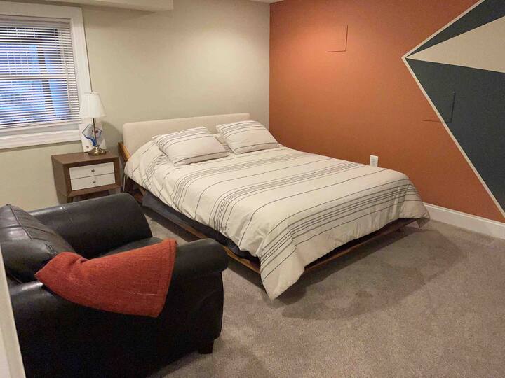 1号卧室的照片：在房客楼层享受两间宽敞的独立卧室，主起居区有一张大沙发。
