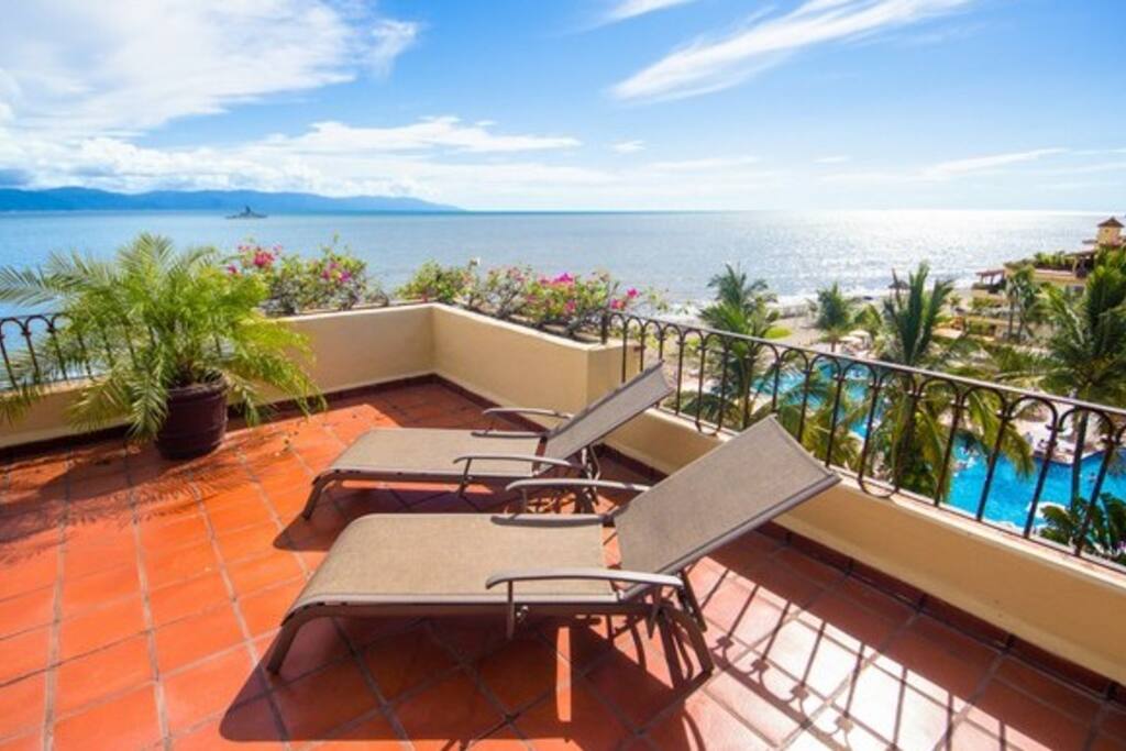 Huge terrace overlooking the pacific ocean