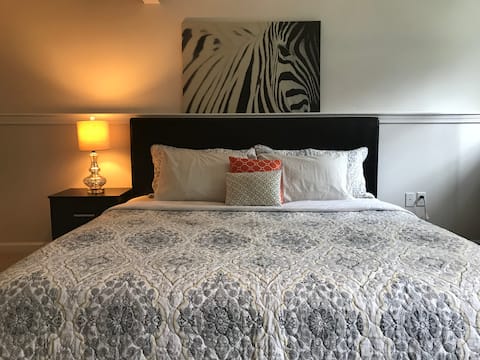 Private Bedroom in a Beautiful  3 Bedroom House