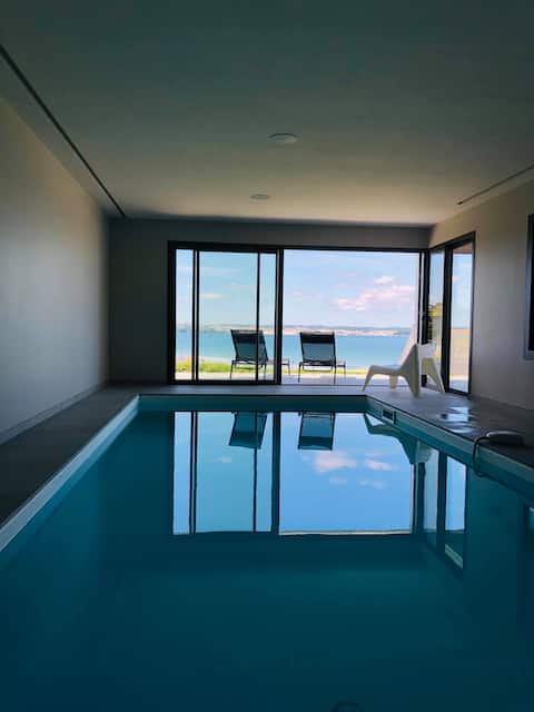 High-end villa with sea view and pool