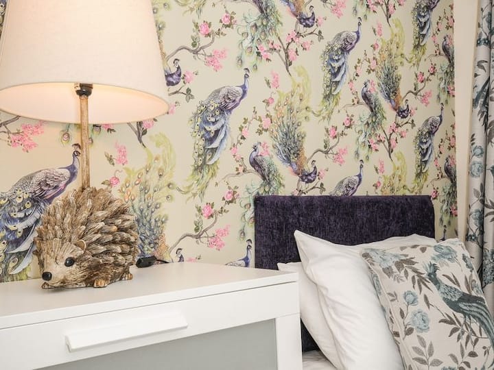 Spavaća soba s 2 odvojena kreveta i TV-om na zid