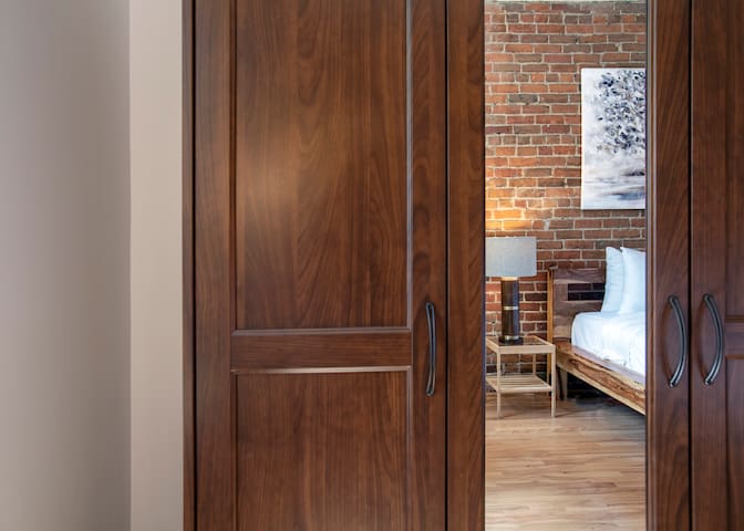 Charming 3BDR Downtown – 2 Levels, 2 Bathrooms