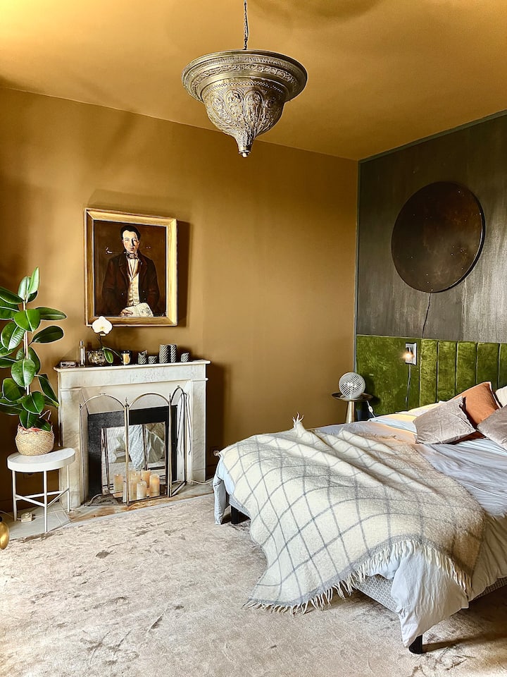 חדר שינה ראשי, קומת קרקע, מיטת קינגסייד בגודל 160 ס"מ. 

Chambre master. Rdc. Lit 160 cm kingsize