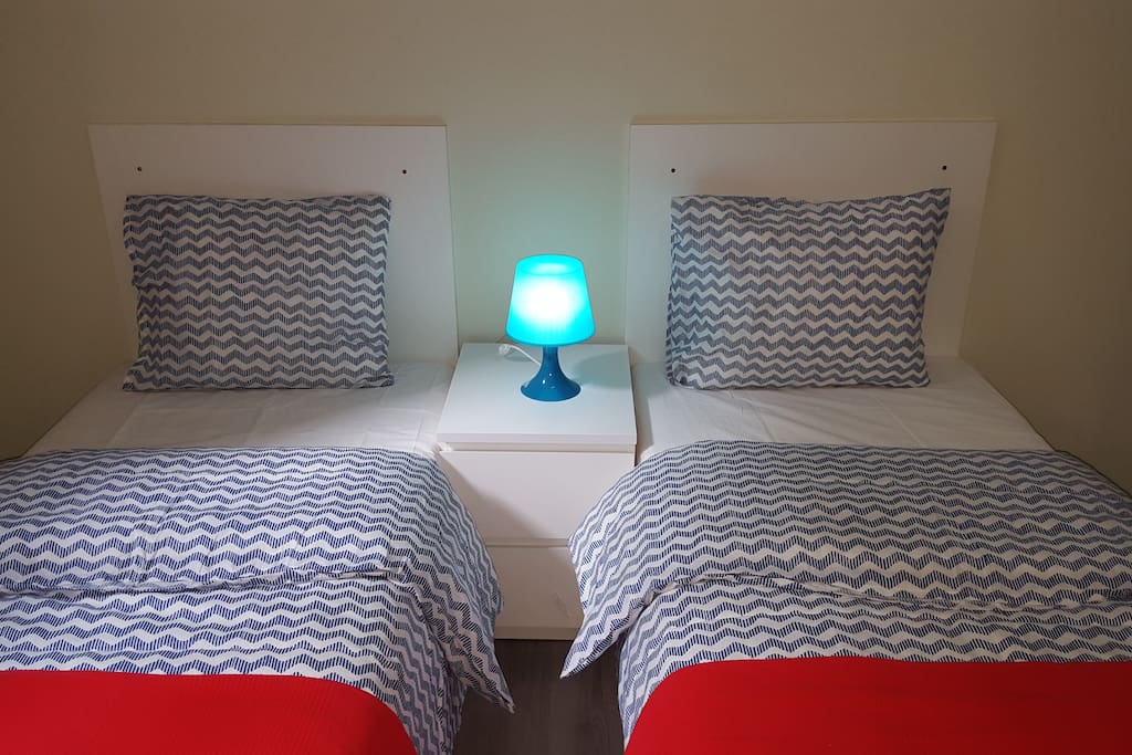 Appartement de droite situé au 2ème étage : chambre à coucher avec 2 lits simples (possibilité de les rassembler).